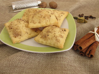 Gewürzkissen mit Kaffee, Salz, Zimt, Kardamom, Muskat, Nelke und Piment