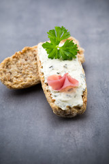 Crispbread with soft cheese with herbs and bacon.