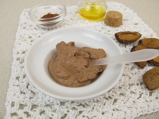 Selbst gemachte Schokoladenmaske mit Schokolade und Mandelöl