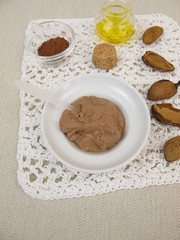 Selbst gemachte Schokoladenmaske mit Schokolade und Mandelöl