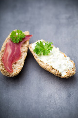 Crispbread with soft cheese with herbs and bacon.