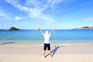 南国の美しいビーチで寛ぐ男性
