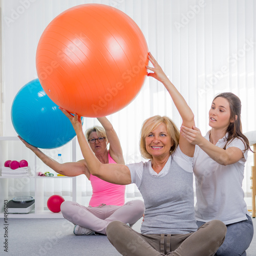 rehasport mit dem gymnastikball Stockfotos und rehasport mit dem gymnastikball Stockfotos und