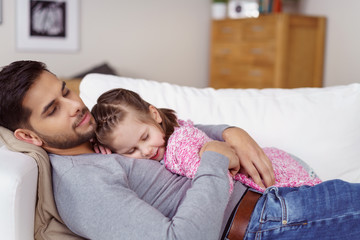 papa schläft mit seiner tochter auf dem sofa