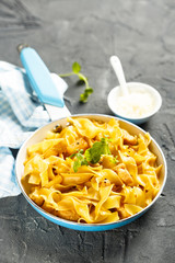 Egg noodles with chicken and oregano