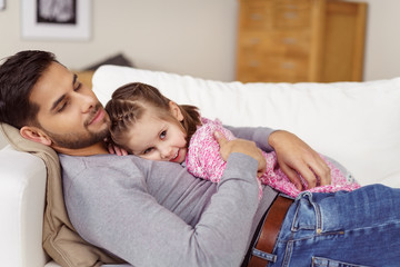 papa und tochter ruhen sich auf dem sofa aus