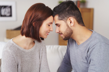 junges paar h&auml;lt verliebt die kopfe gegeneinander