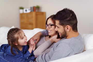 lachende familie entspannt zuhause auf dem sofa