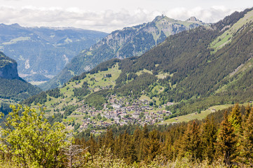 Fototapeta premium Wengen, Dorf, Bergdorf, Berner Oberland, Alpen, Berner Alpen, Schweizer Berge, Lauberhorn, Wanderweg, Wanderferien, Sommer, Schweiz
