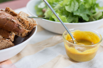 Gesunde Mahlzeit: Salat, Brot und Dip