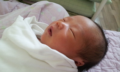 잠자는 신생아