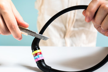 チェーンを切ろうとする女性