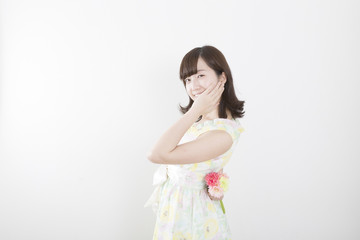 女性　ポートレート　表情　嬉しい　恥ずかしい　笑顔　上半身　ワンピース　カメラ目線　白バック