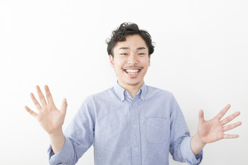 男性　ポートレート　笑う　驚く　嬉しい　室内　髭　パーマ