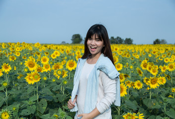 Free Happy young Woman Enjoying Nature. Beauty Girl Outdoor. smi