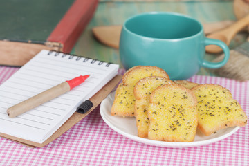 garlic bread and paper note on wood table