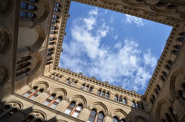 Naklejka premium Cour intérieur à ciel ouvert, Rathaus Wien Osterreich