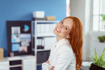 lachende frau steht im büro