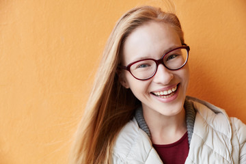 Lachende junge Frau mit Brille - obrazy, fototapety, plakaty