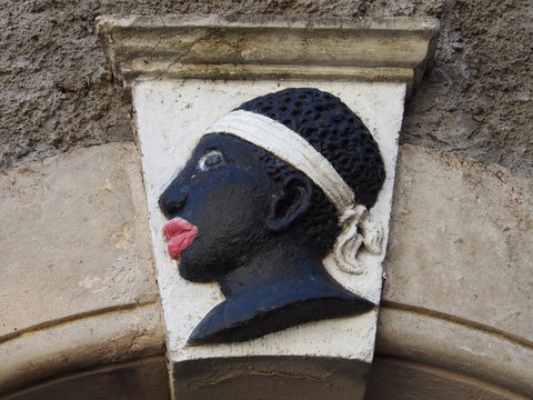 Das Symbol von Korsika: der Mauren-Kopf auf einem Schlussstein