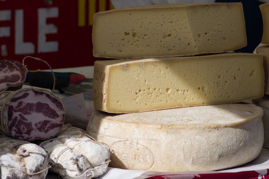 Set di formaggi e salumi di malga prodotti in Veneto gustosi e semplici