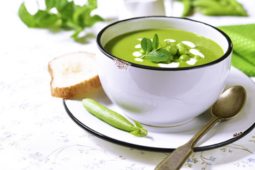 Green pea creamy soup.