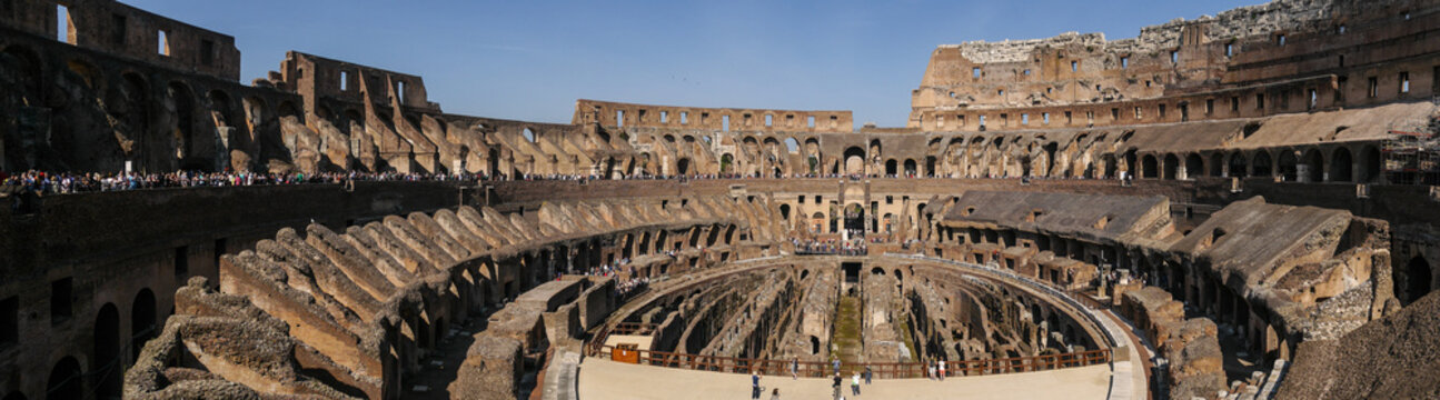 Innenraum des Kolosseum in Rom - Panoramaaufnahme mit Sitzbereichen