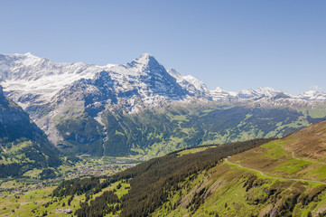 Fototapeta na wymiar Grindelwald, Dorf, Berner Oberland, Alpen, Eiger, Eigernordwand, Grindelwaldgletscher, First, Wanderweg, Waldspitz, Sommer, Schweiz