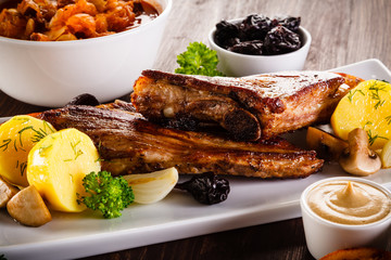 Grilled ribs with vegetables 