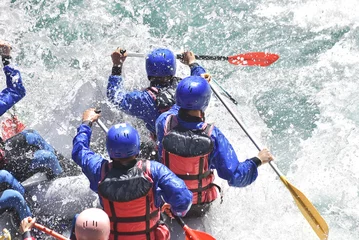 Wandaufkleber Rafting team splashing the waves © mur162