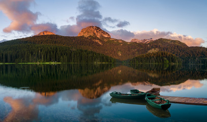 jezioro górskie w otoczeniu lasu i Alp Julijskich,Laghi di Fusine,Włochy