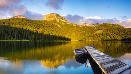 Obrazy na Szkle  jezioro górskie w otoczeniu lasu i Alp Julijskich,Laghi di Fusine,Włochy