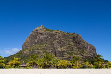 Le Morne Brabant in Mauritius mit blauem Himmel