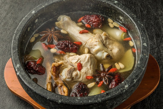 韓国薬膳スープ　医食同源　medicinal herbs soup Chinese food