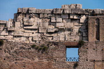 Innenraum des Kolosseum in Rom - Ausschnitt: Außenwand mit Aussichtsöffnungen und verschiedenen Steinen aufgemauert