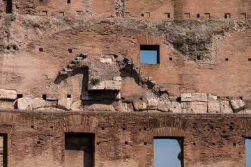 Innenraum des Kolosseum in Rom - Ausschnitt: Außenwand mit Öffnungen und verschiedenen Steinen aufgemauert