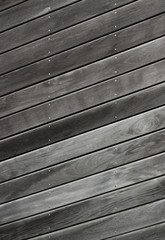 Schwarze Planken diagonal