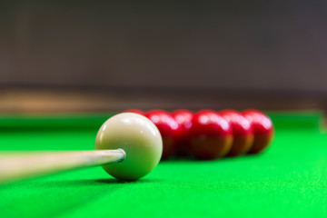 Snooker ball on snooker table - obrazy, fototapety, plakaty