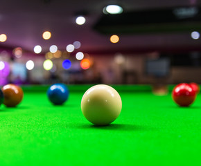 Snooker ball on snooker table - obrazy, fototapety, plakaty