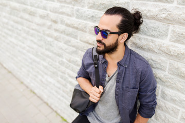 Obraz premium man with backpack standing at city street wall