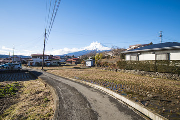 Obraz premium Shimoyoshida village with fuji mountain background, landscape