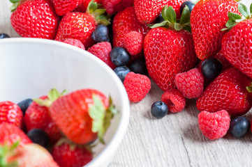 Fresas expuestas de diferentes maneras en primer plano