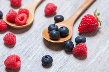 Fresas expuestas de diferentes maneras en primer plano