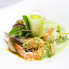 Entrée garnie de Saint Jacques, coques, gambas et poireaux