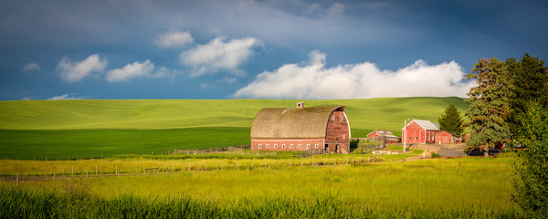 Red barn in farm country of Idaho © knowlesgallery