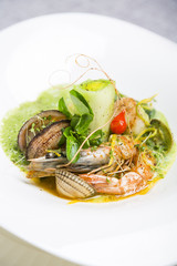 entrée de fruit de mer: coques, gambas, noix de st Jacques 