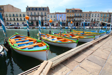 Fototapeta premium Sète (France) / Cadre royal - Barques colorées