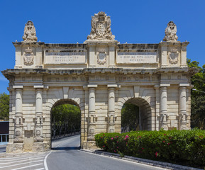 Fototapeta premium Malta Valetta Floriana Gate Porte des Bombes, Porta dei Cannoni Architektur historische bauten Triumphbogen Napoleonische Kriege Geschichte History vergangenheit Verkehr auf Malta Straße Denkmalpflege