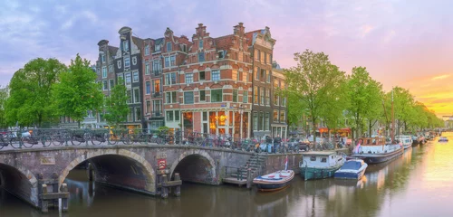 Foto op Canvas Amstel rivier, grachten en nacht uitzicht op de prachtige stad Amsterdam. Nederland © boule1301