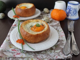 Baked egg in a bun 